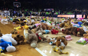 Un sorriso per i bambini. Domenica al PalaCarrara contro Rimini torna il “Teddy Bear Toss”