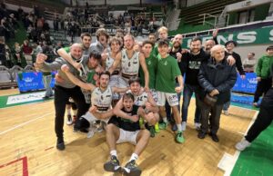 Delirio al PalaEstra. Il derby è biancoverde. La Virtus Siena cede 75-72