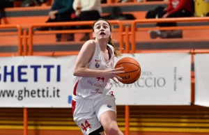 Il PalaGiaccio scivola contro Battipaglia. Lo scontro diretto va alle campane 55-64