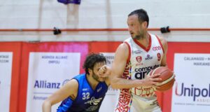 Guido Rosselli saluta il basket giocato, omaggiato da una Standing Ovation del PalaEstra